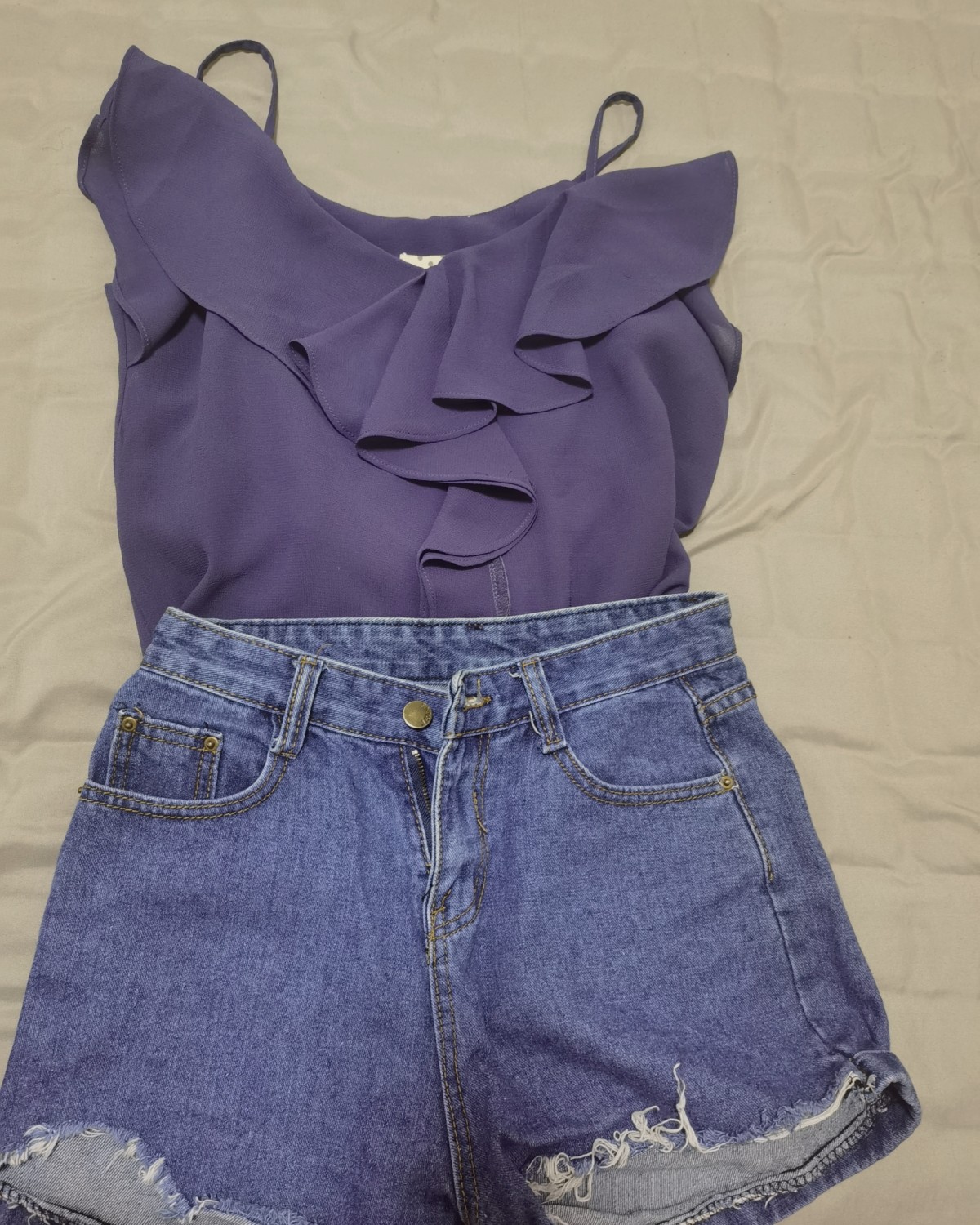 夏日必不可少小吊带和短裤， 上衣面料类似雪纺，也是非常凉快了