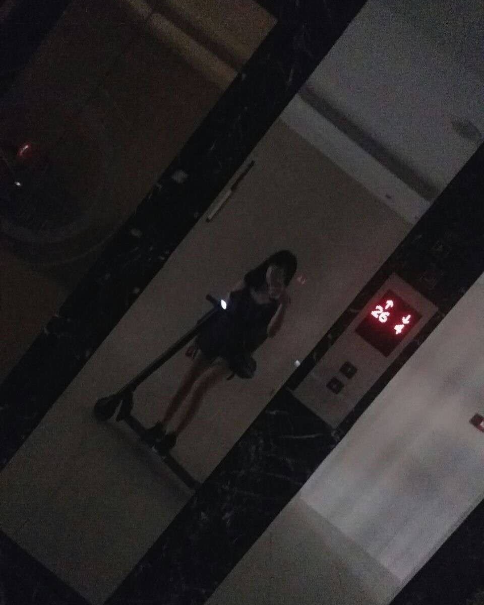 夏日必不可少小吊带和短裤， 上衣面料类似雪纺，也是非常凉快了