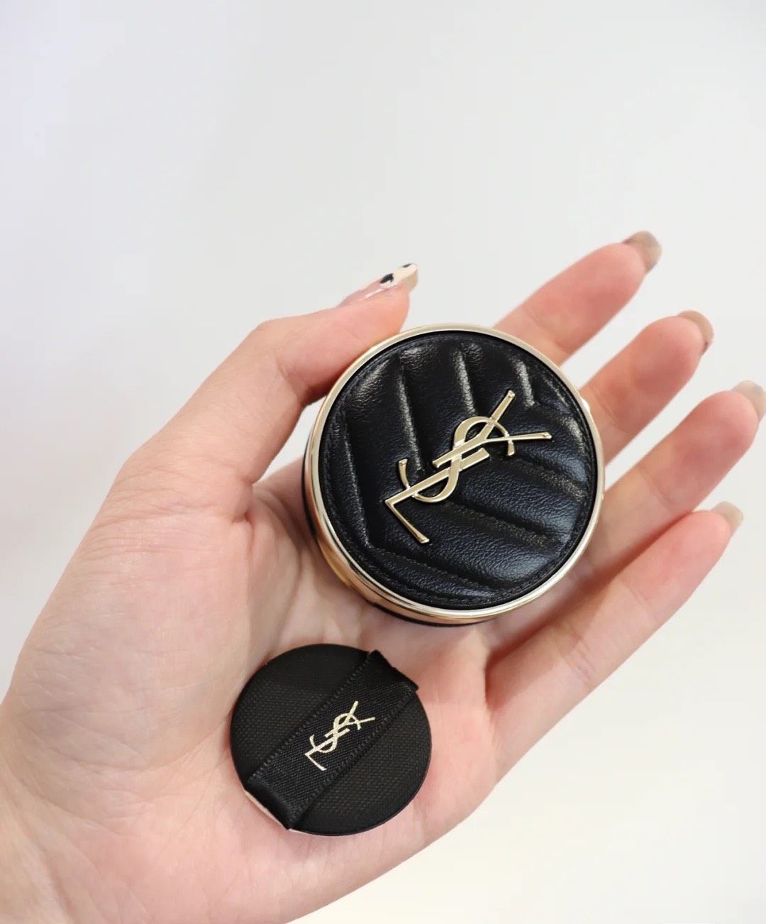 作为YSL家的死忠粉，他们家的气垫我真的不知道用空了多少个！