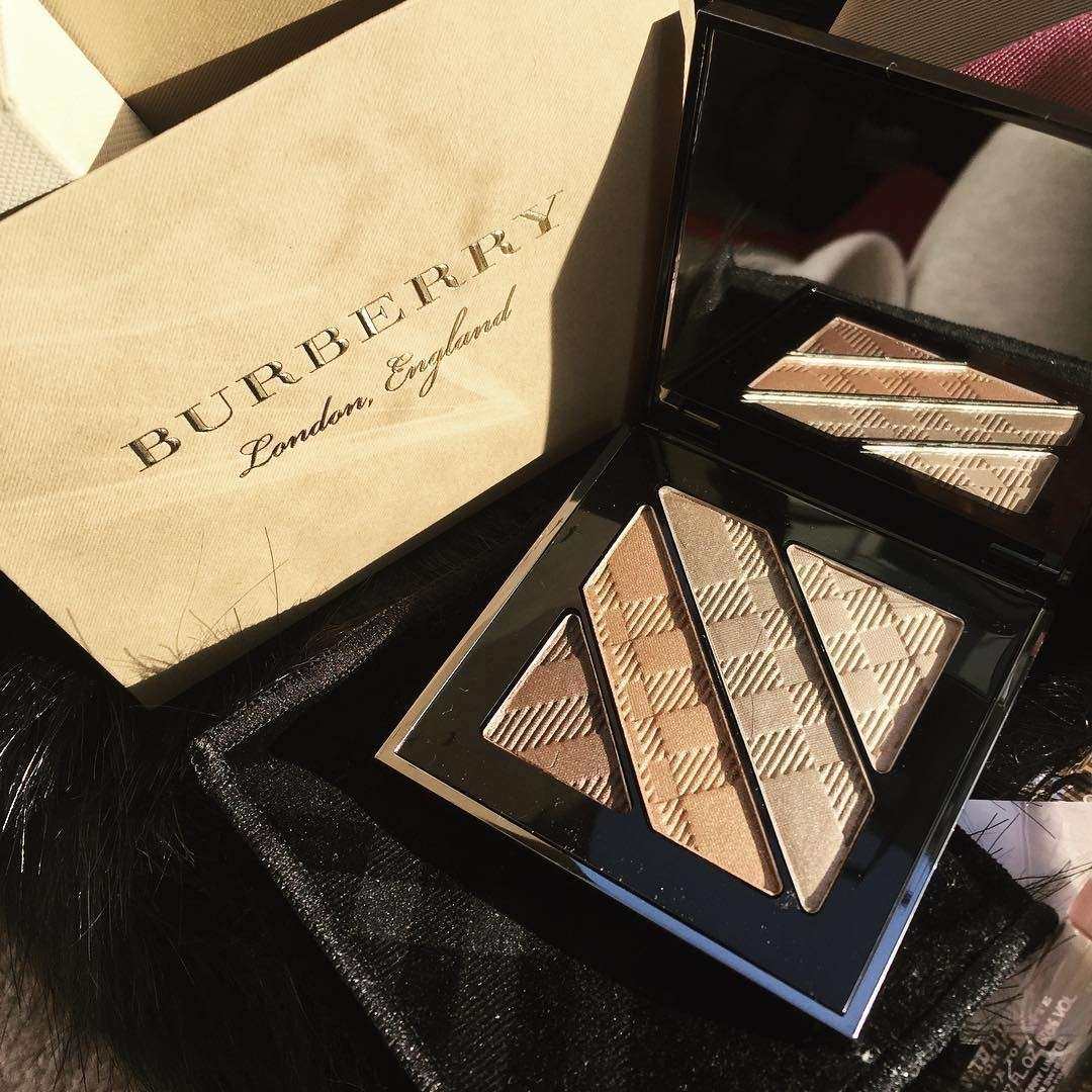 ✅BURBERRY细致丝柔四色眼影是BURBERRY BEA