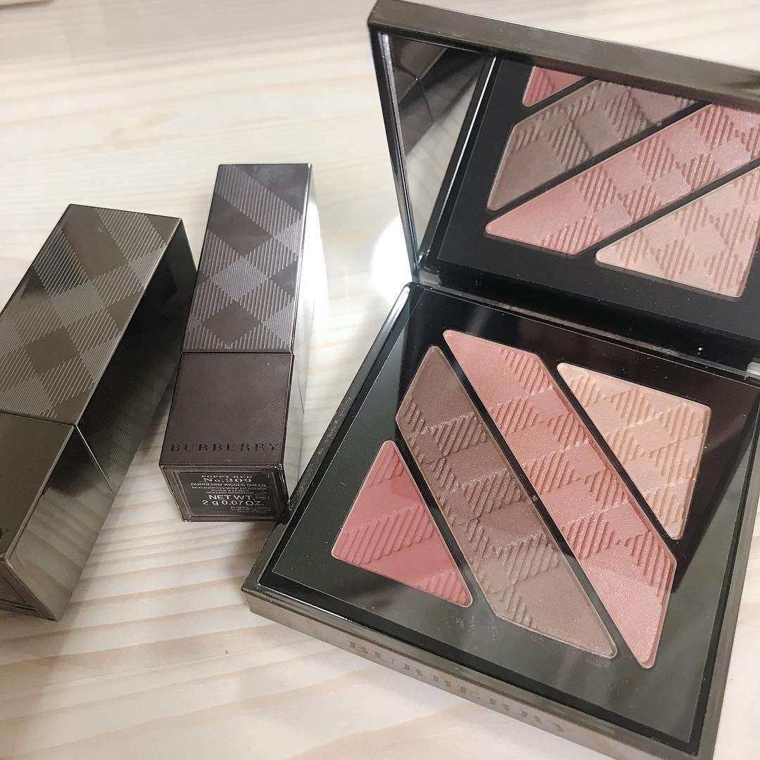 ✅BURBERRY细致丝柔四色眼影是BURBERRY BEA