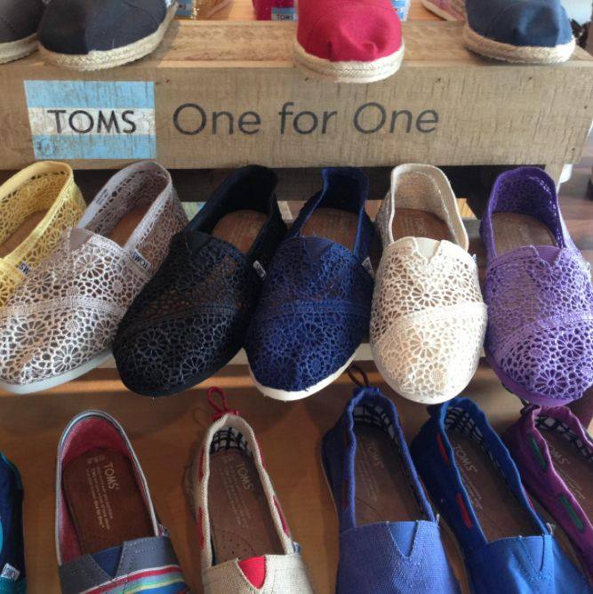 toms是美国著名的休闲鞋品牌，toms品牌的鞋子非常舒适，