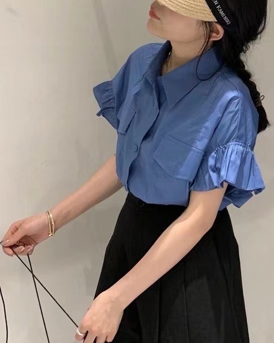 今天穿了件蓝色的衬衫，搭配的是黑色裙裤，某人一大早说我这是穿
