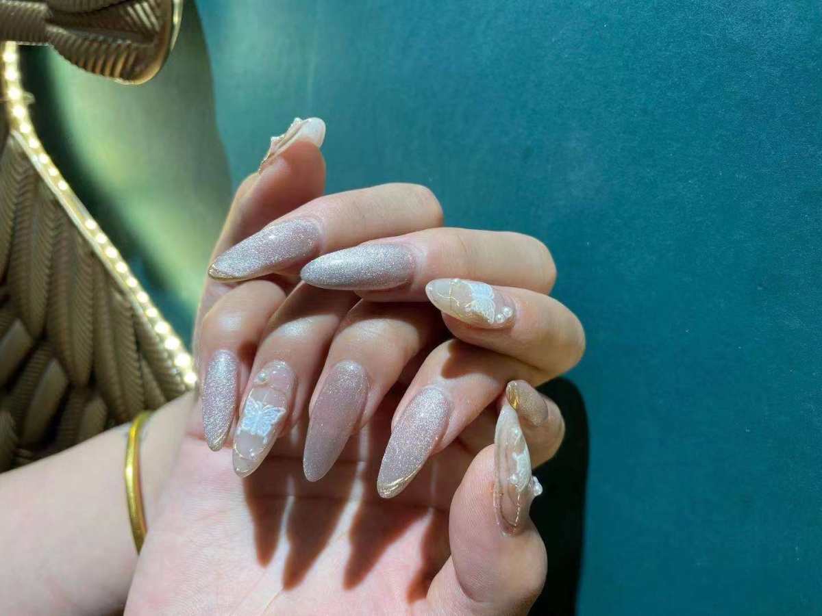 今天穿的是粉色短袖加牛仔裤裙。  我非常喜欢牛仔的裤裙，从正