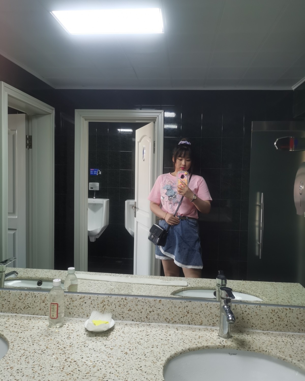 今天穿的是粉色短袖加牛仔裤裙。  我非常喜欢牛仔的裤裙，从正