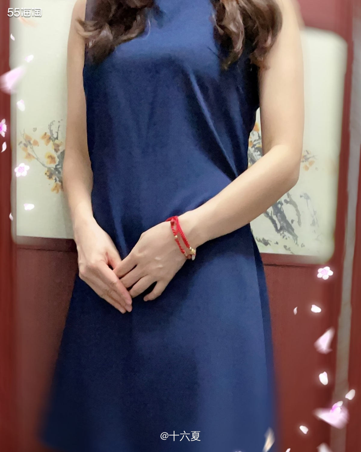 👗简洁大方的款式～藏蓝色的无袖连衣裙，裙带是同色系的，可绑