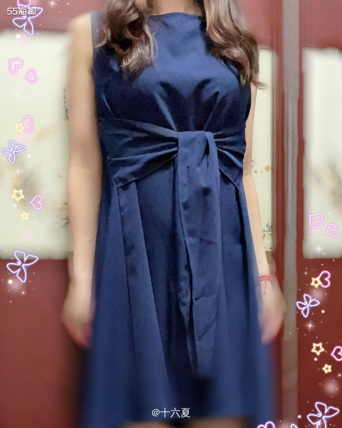 👗简洁大方的款式～藏蓝色的无袖连衣裙，裙带是同色系的，可绑