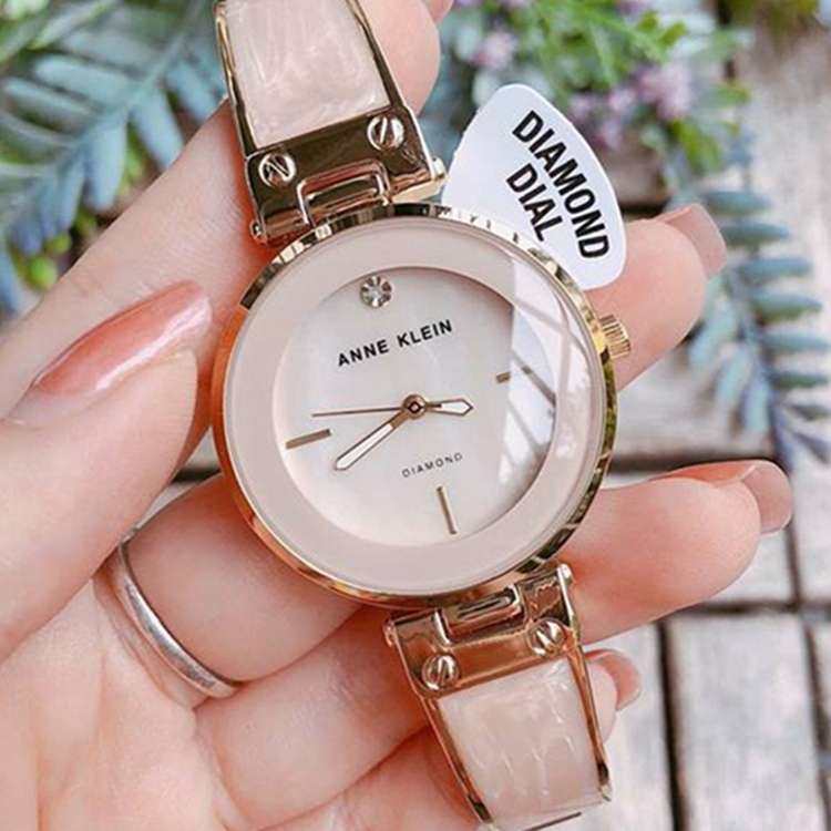 Anne Klein 一直都很受欢迎，不仅仅是因为是它家的手