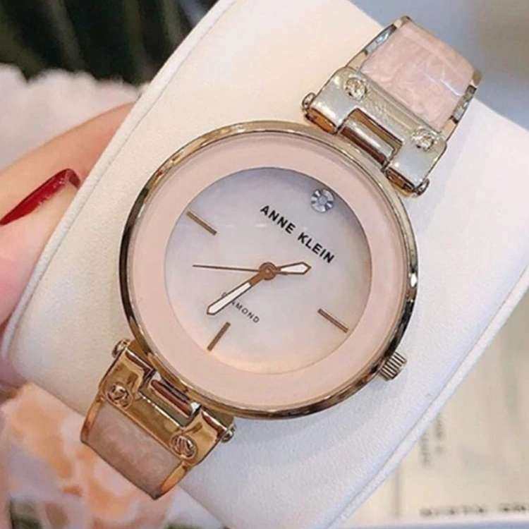 Anne Klein 一直都很受欢迎，不仅仅是因为是它家的手
