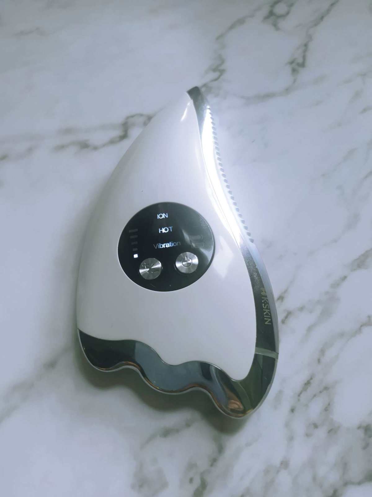 我之前在买darphin朵梵银钻精华的时候，有收到它家的按摩