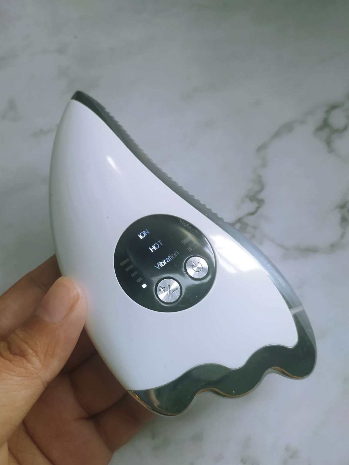 我之前在买darphin朵梵银钻精华的时候，有收到它家的按摩