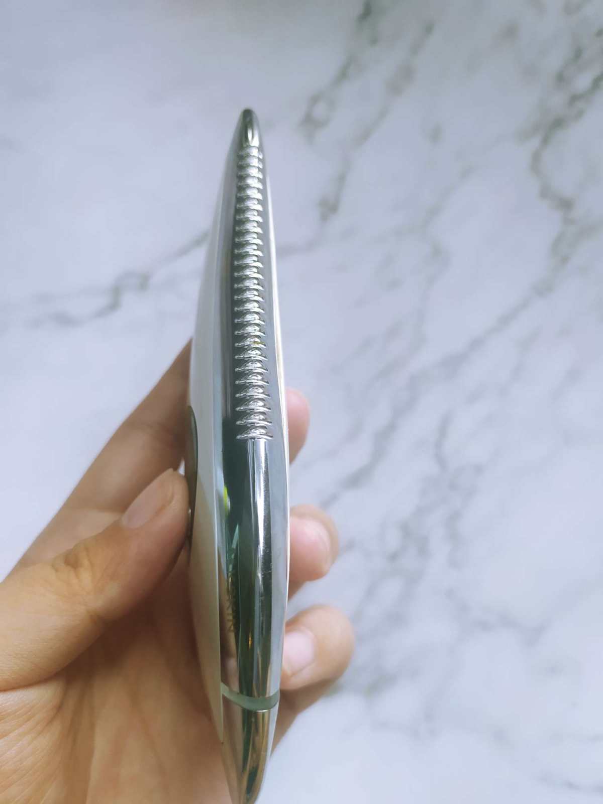 我之前在买darphin朵梵银钻精华的时候，有收到它家的按摩