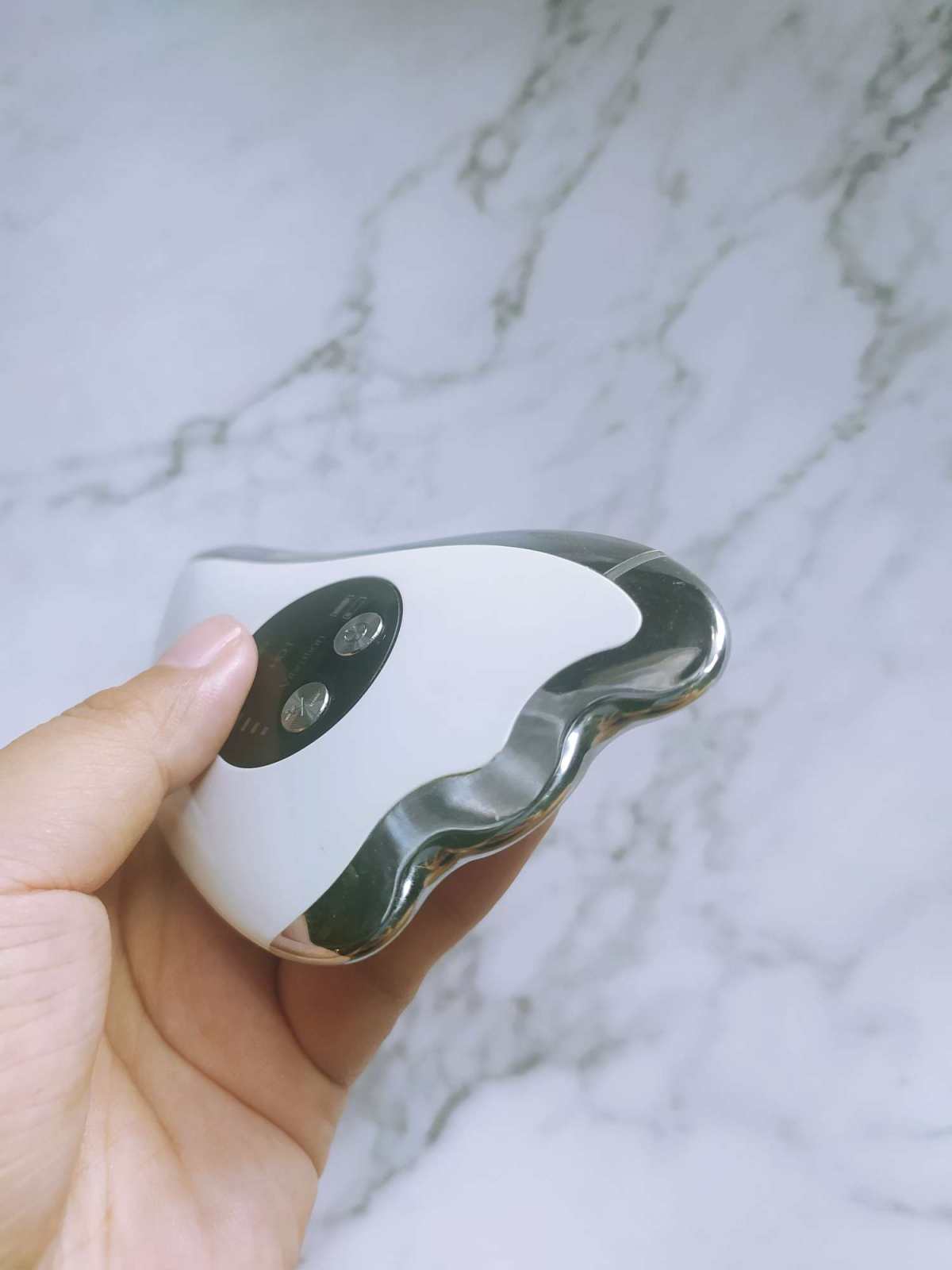 我之前在买darphin朵梵银钻精华的时候，有收到它家的按摩