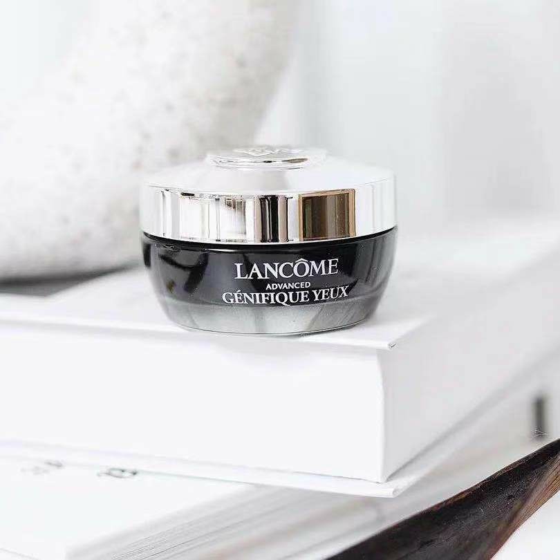 今年兰蔻更新了发光眼霜版本，从外观到成分都有所升级呢！  �