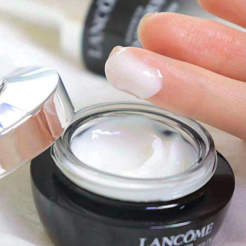 今年兰蔻更新了发光眼霜版本，从外观到成分都有所升级呢！  �