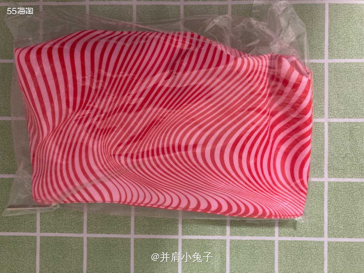 手上化妆包不多，就几个。最好看的还是资生堂的，就是图一红色那