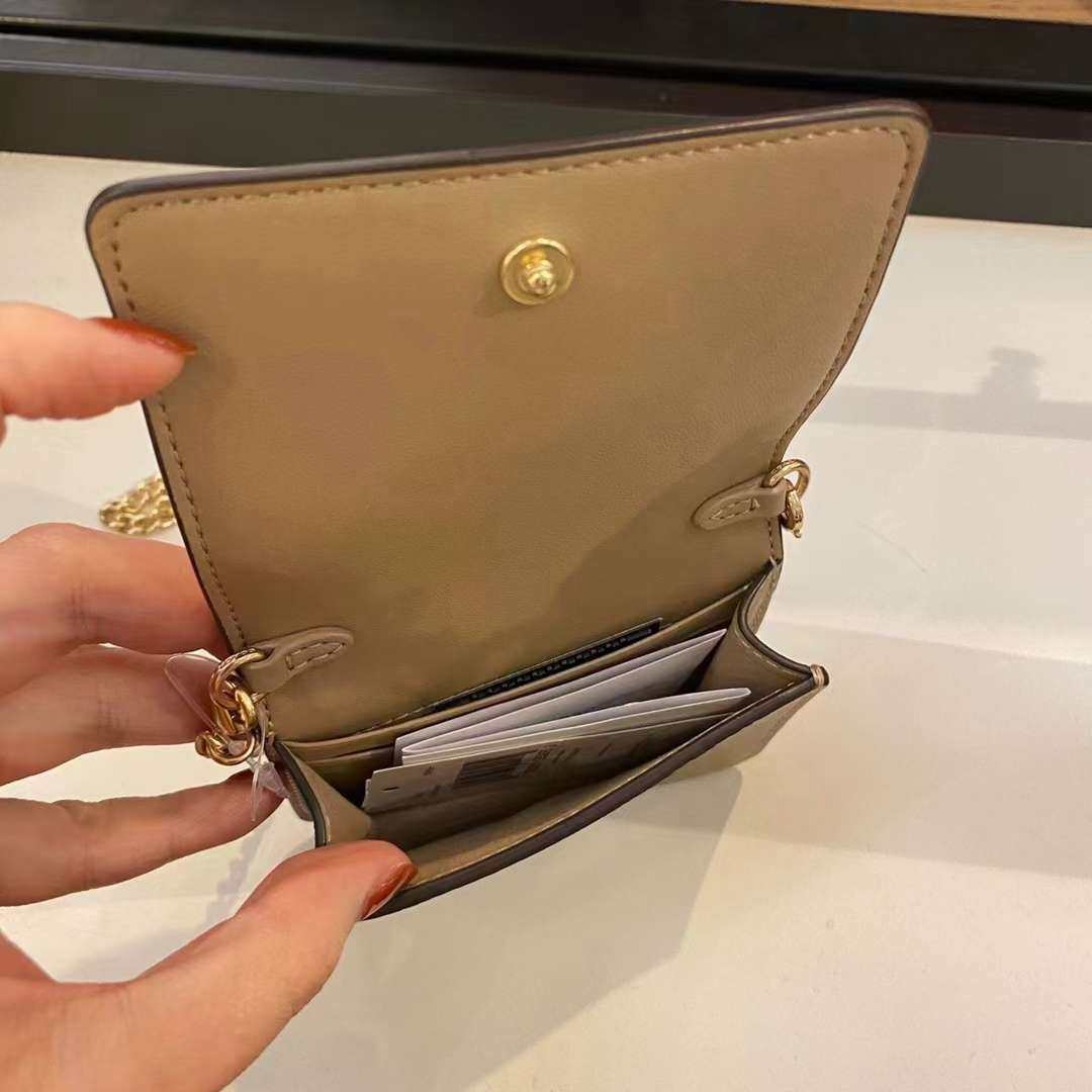 现货。Coach马车链条卡包小钱包，近年各大奢侈品牌纷纷都出