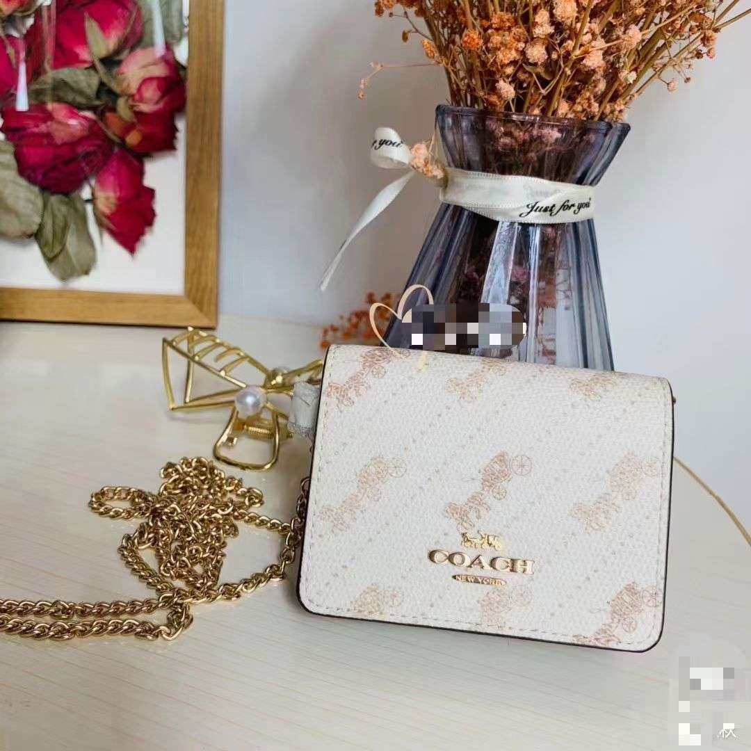 现货。Coach马车链条卡包小钱包，近年各大奢侈品牌纷纷都出