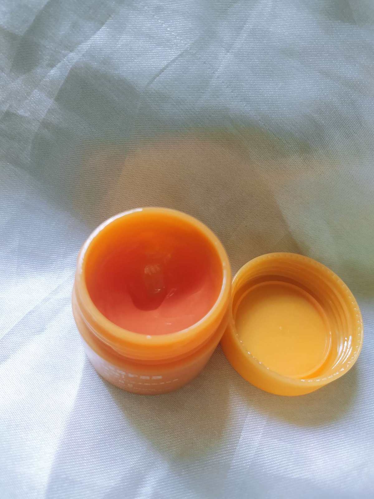 是不是有唇纹的困扰，是不是有嘴唇很干的困扰，是不是有唇部沉着