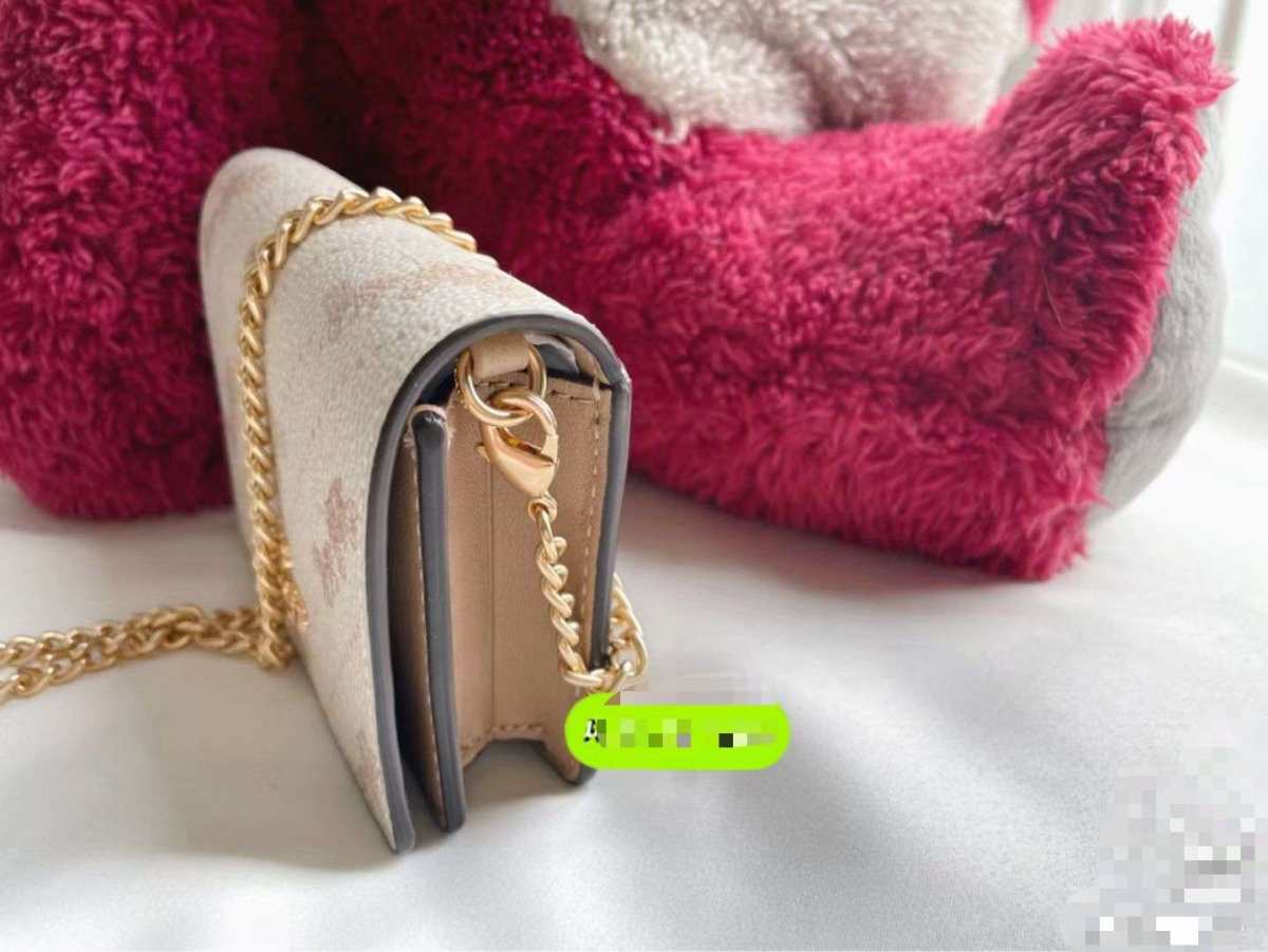 现货。Coach马车链条卡包小钱包，近年各大奢侈品牌纷纷都出