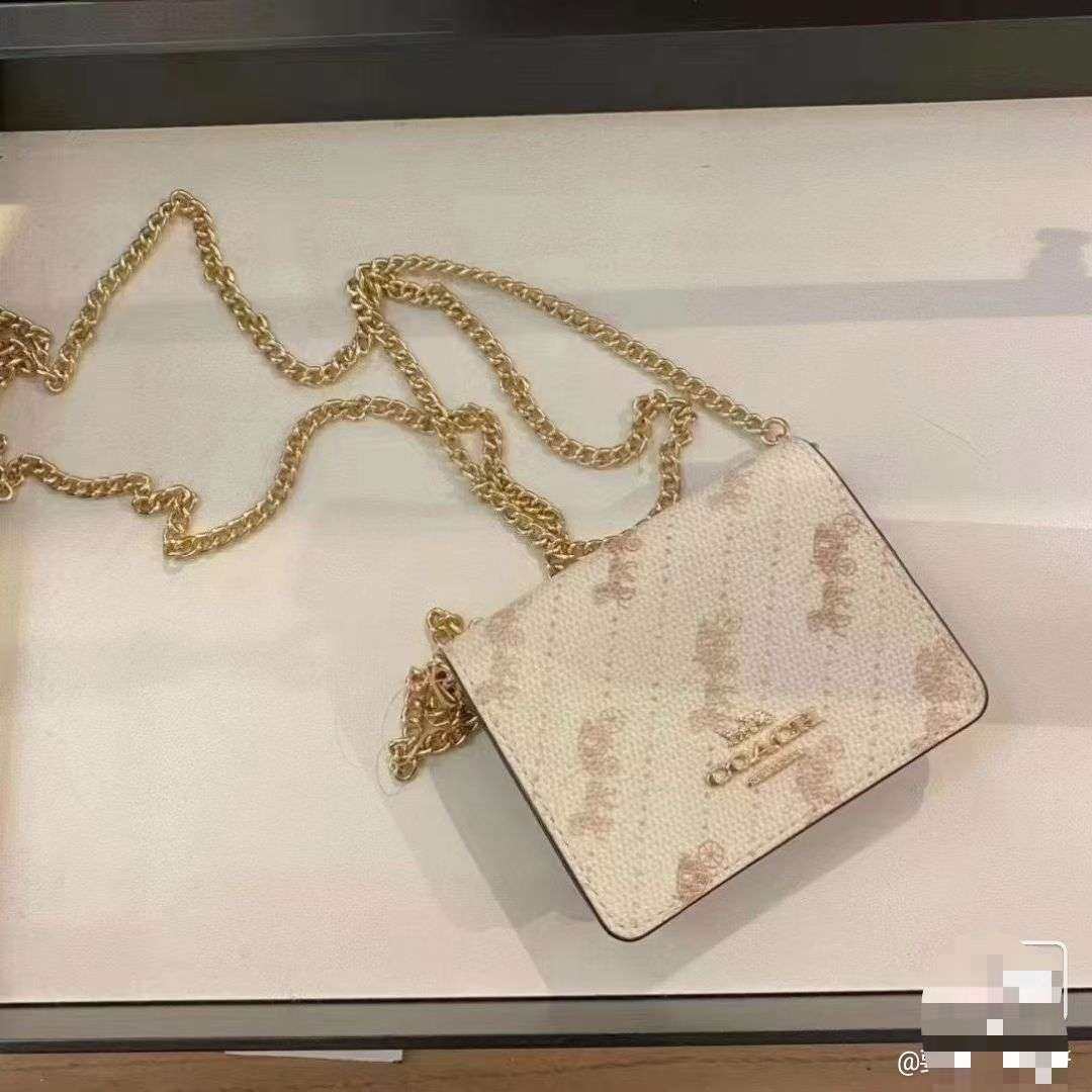 现货。Coach马车链条卡包小钱包，近年各大奢侈品牌纷纷都出