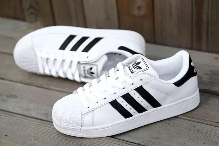 adidas/阿迪达斯是来自德国的知名运动休闲鞋品牌，由阿道