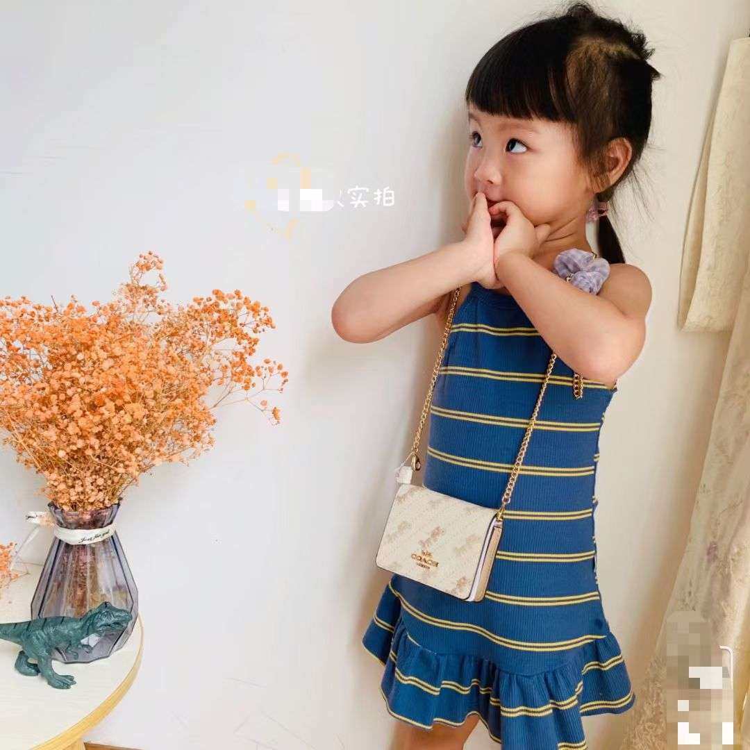 现货。Coach马车链条卡包小钱包，近年各大奢侈品牌纷纷都出