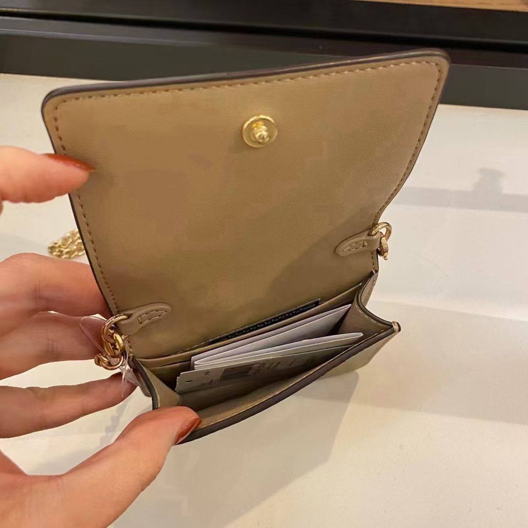 现货。Coach马车链条卡包小钱包，近年各大奢侈品牌纷纷都出