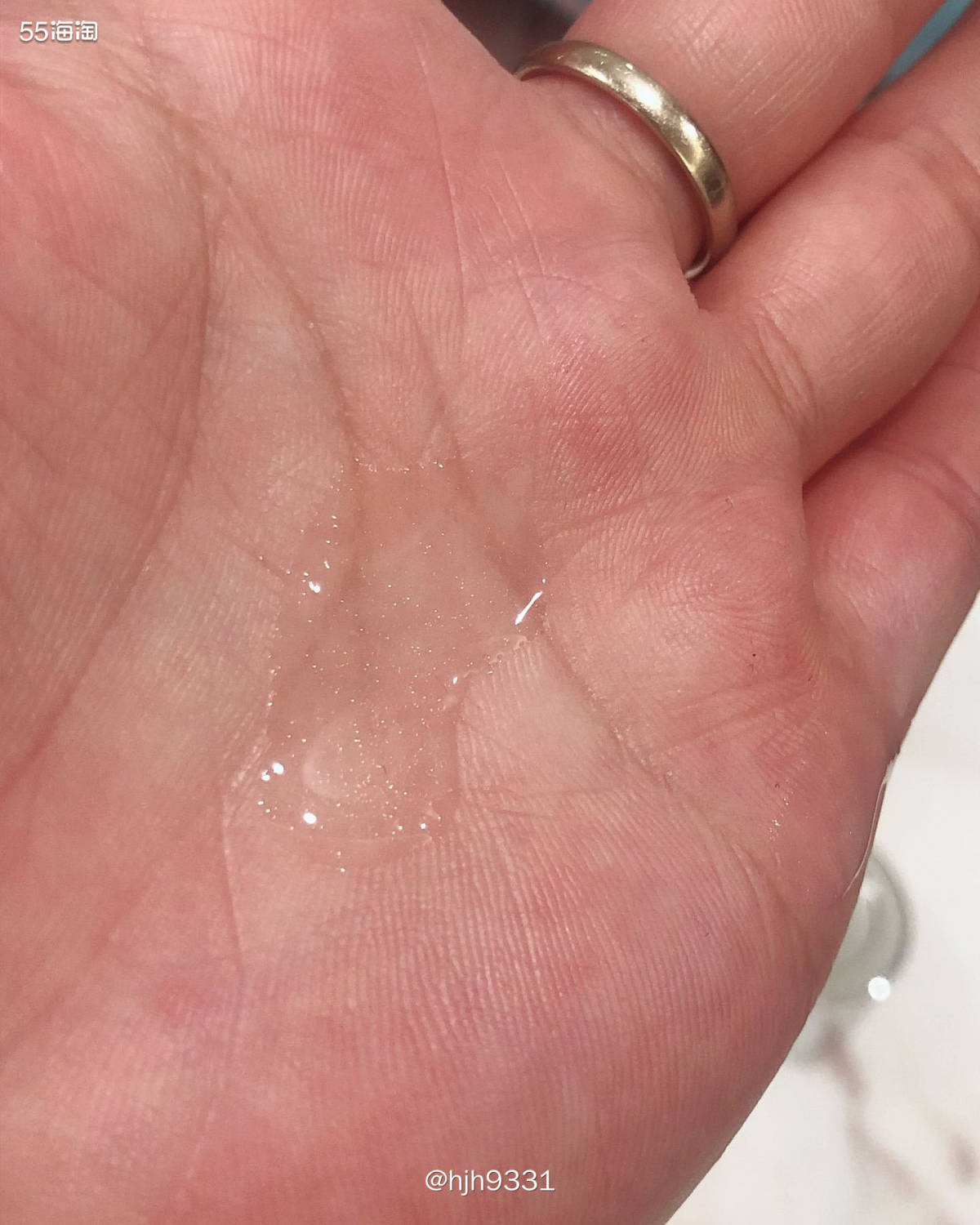 ✨雅诗兰黛白金水给我的第一印象是：这爽肤水太美了吧！瓶子中有