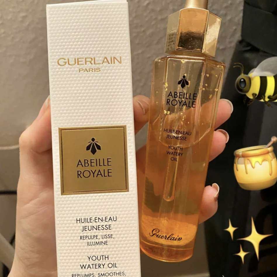娇兰复原蜜🐝是当下爆火的单品之一。可是在大家开心拔草🍀�