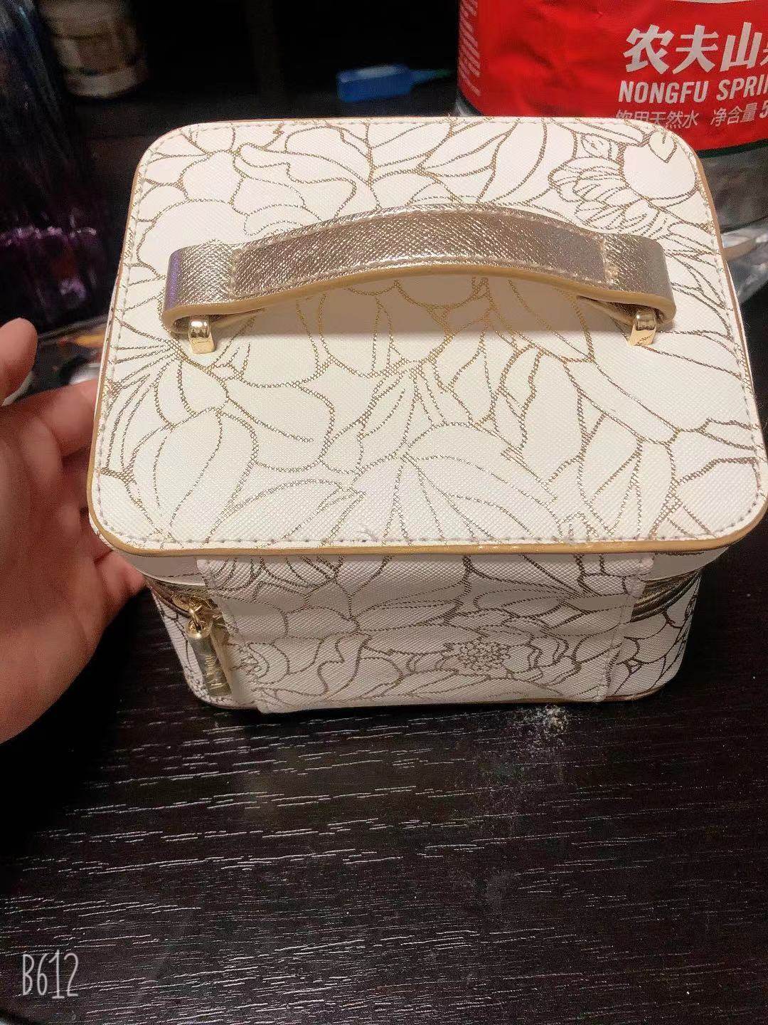 ✳️这款化妆包，是姐姐的男朋友送的礼物，雅诗兰黛白金眼霜套装