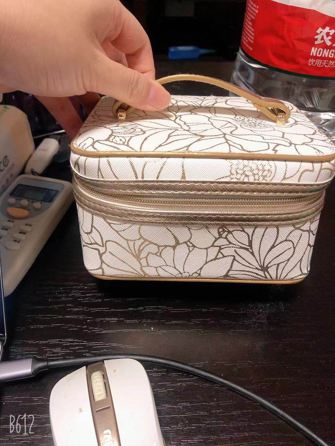 ✳️这款化妆包，是姐姐的男朋友送的礼物，雅诗兰黛白金眼霜套装