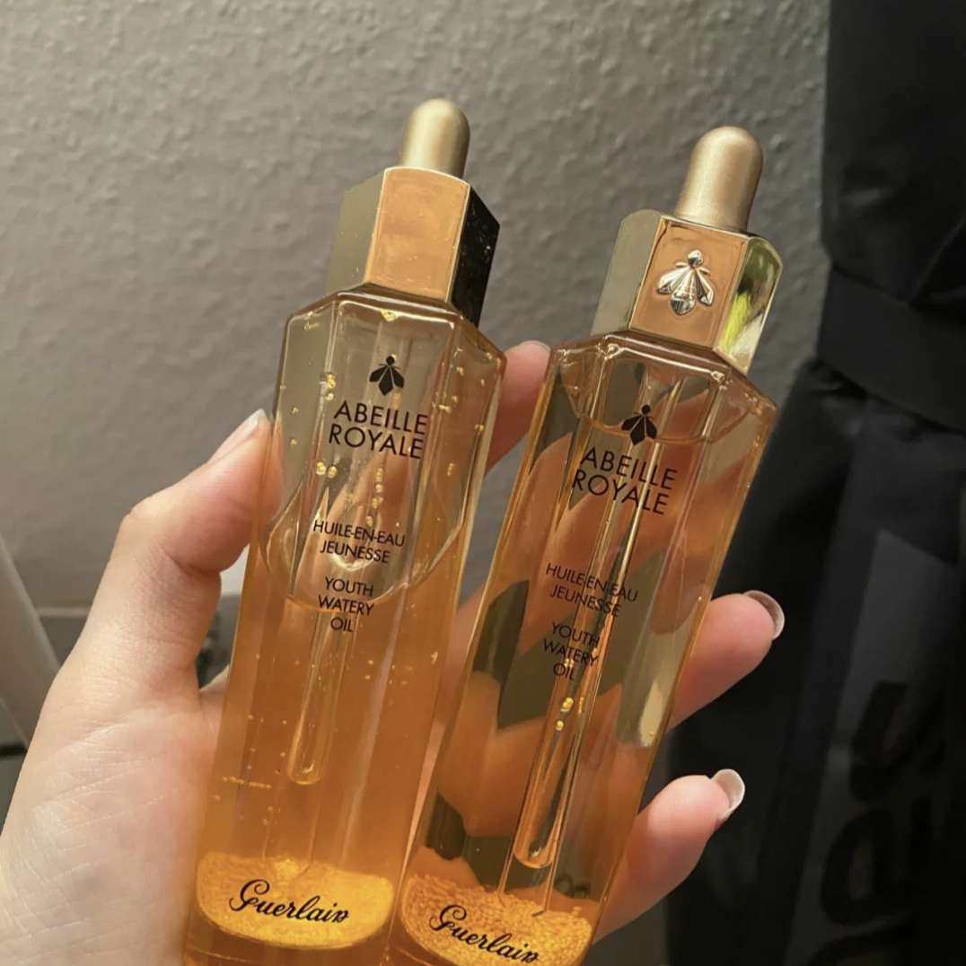 娇兰复原蜜🐝是当下爆火的单品之一。可是在大家开心拔草🍀�