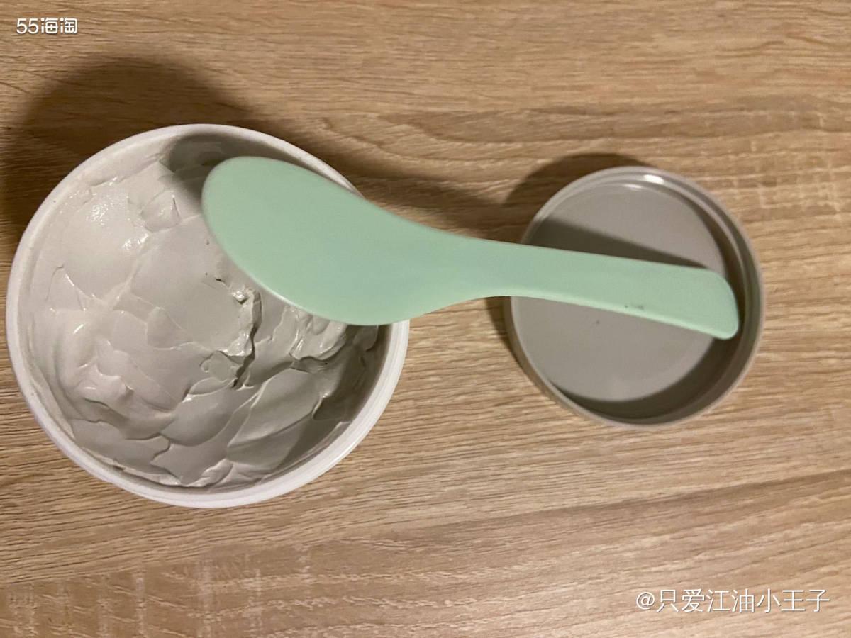 科颜氏的白泥面膜去黑头效果真的是绝了，用完之后，鼻头上的黑头