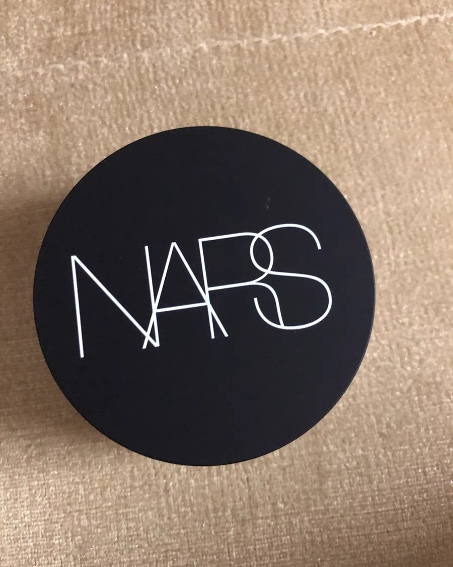 nars散粉也很好用。有两种色号，一个是snow,偏粉，一个