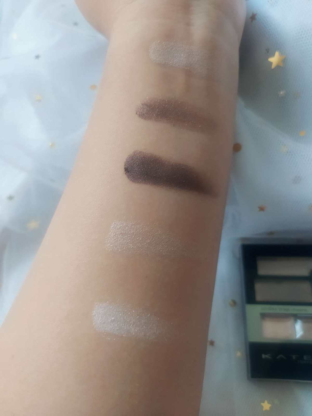 你们的眼影是喜欢冷色调还是暖色调呢？来分析对比一下冷暖色调的