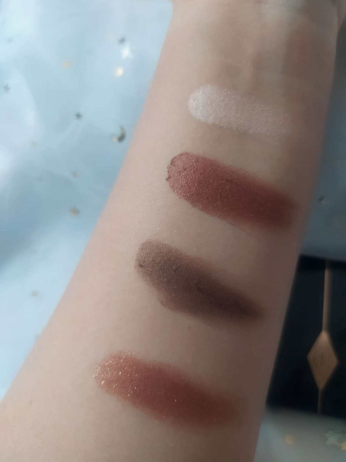 你们的眼影是喜欢冷色调还是暖色调呢？来分析对比一下冷暖色调的