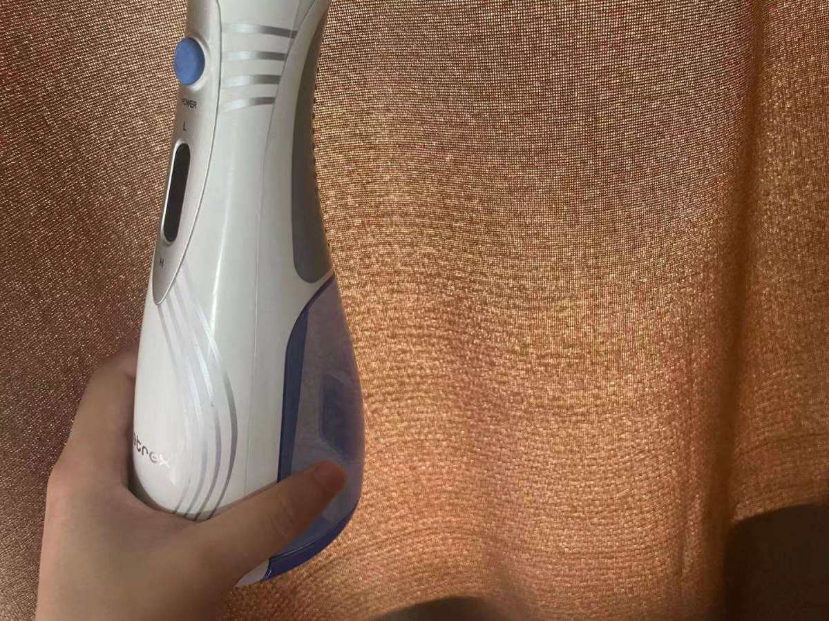 自从戴了牙套，冲牙器一直是我的命。曾经在海底捞被小哥看见提着