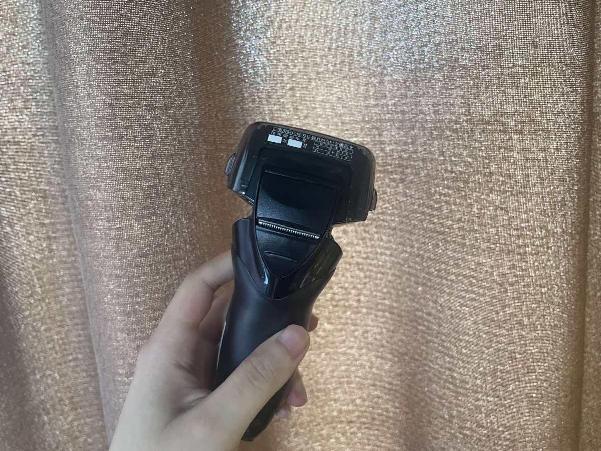 奖学金到账了给外公买了个新剃须刀。 其实我也不太了解剃须刀，