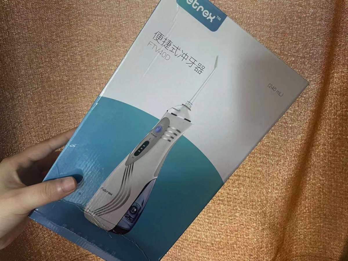 自从戴了牙套，冲牙器一直是我的命。曾经在海底捞被小哥看见提着