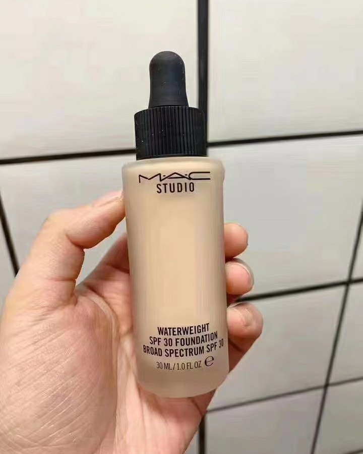 🍻MAC水漾轻盈粉底液,是定制系列干皮款,滴管设计和磨砂瓶