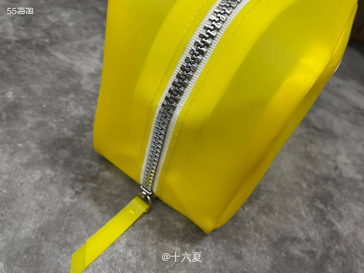 🌟资生堂家的化妆包算是比较OK的，不管是质量还是款式设计。