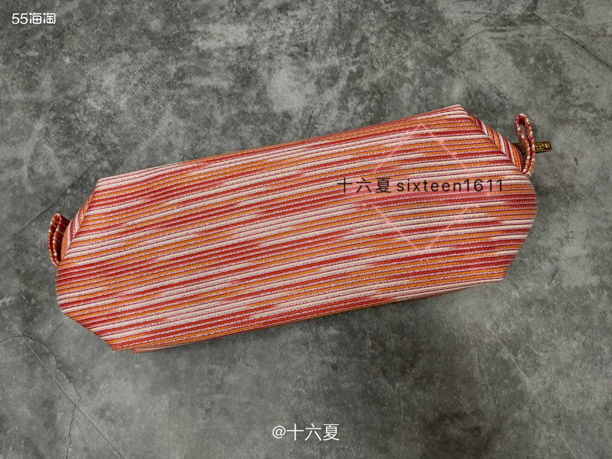 ✨兰蔻家化妆包一直走的是简约风格设计，基本都是比较清爽的颜色