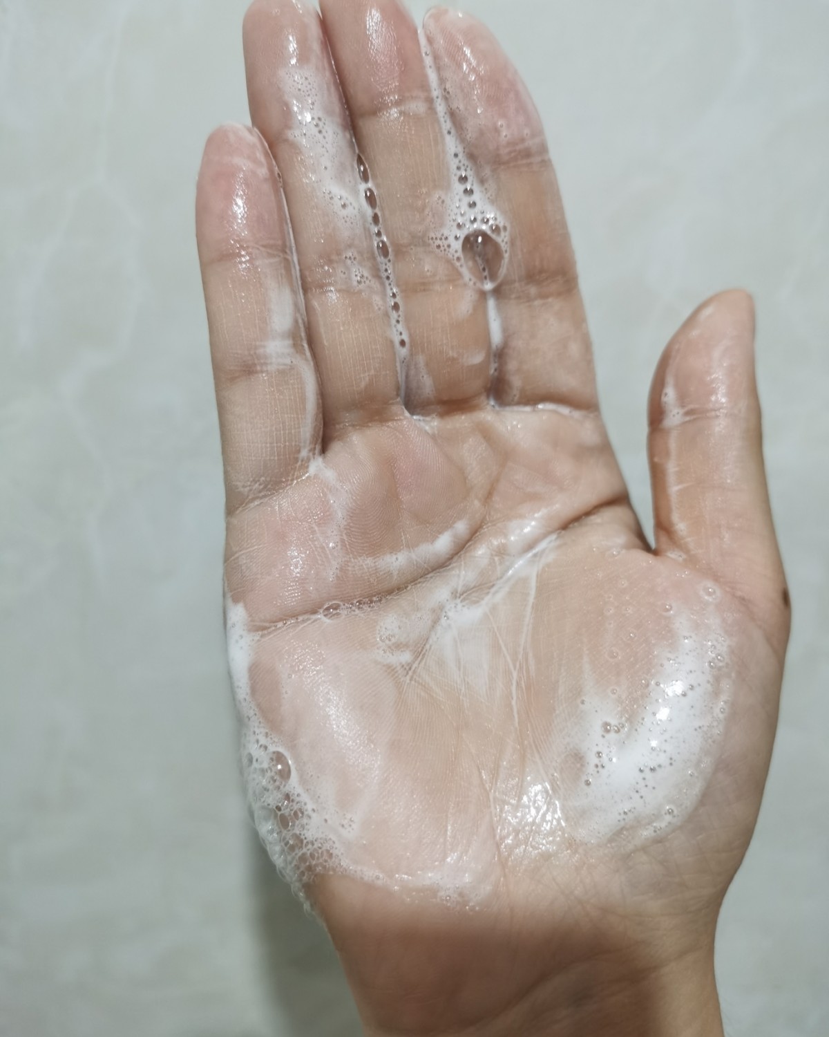 海蓝之谜家的洁面产品清洁能力很强，重点是很保湿，不会出现那种