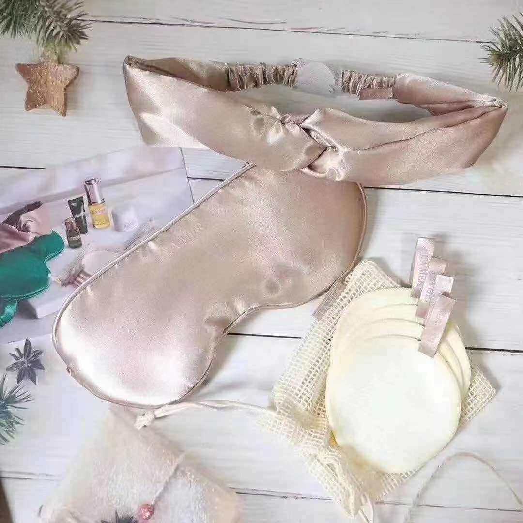 面部清洁至关重要，如果清洁不到位，皮肤容易堵塞、长黑头，所以