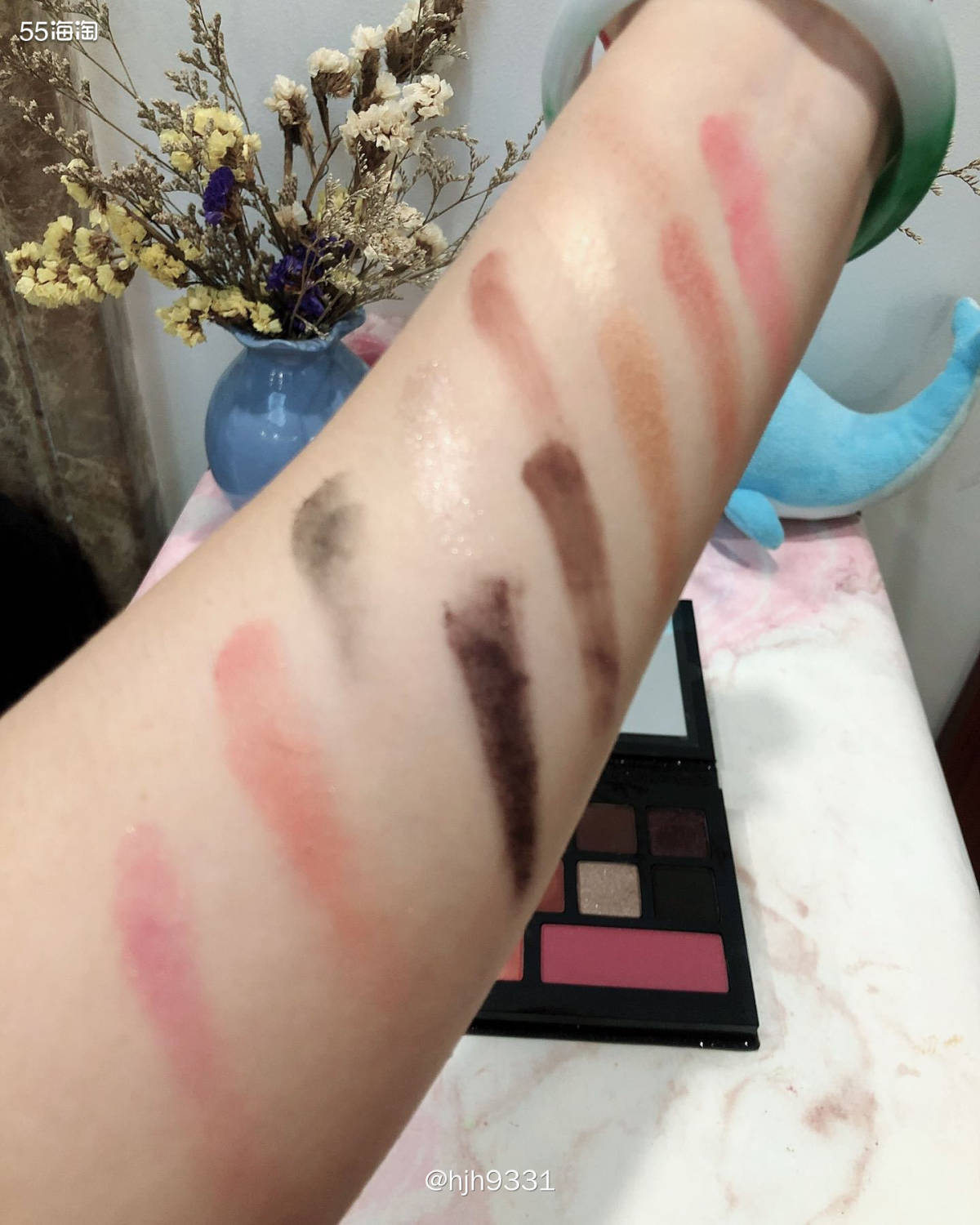 ✨这盘是2019年的圣诞礼包眼影盘，现在应该是买不到了，我留