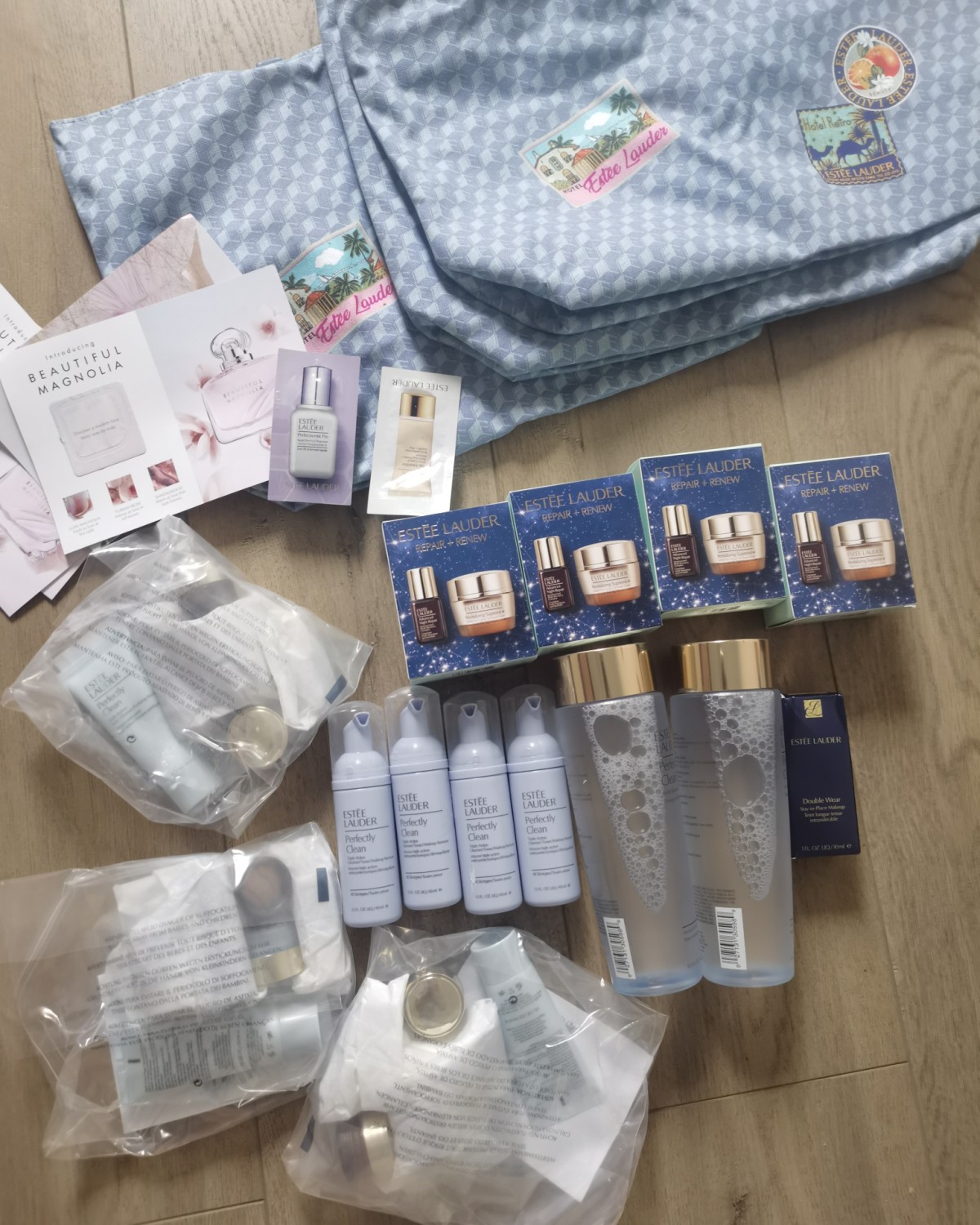 最近在雅诗兰黛美官网买了好几瓶雅诗兰黛蓝水，粉水。     
