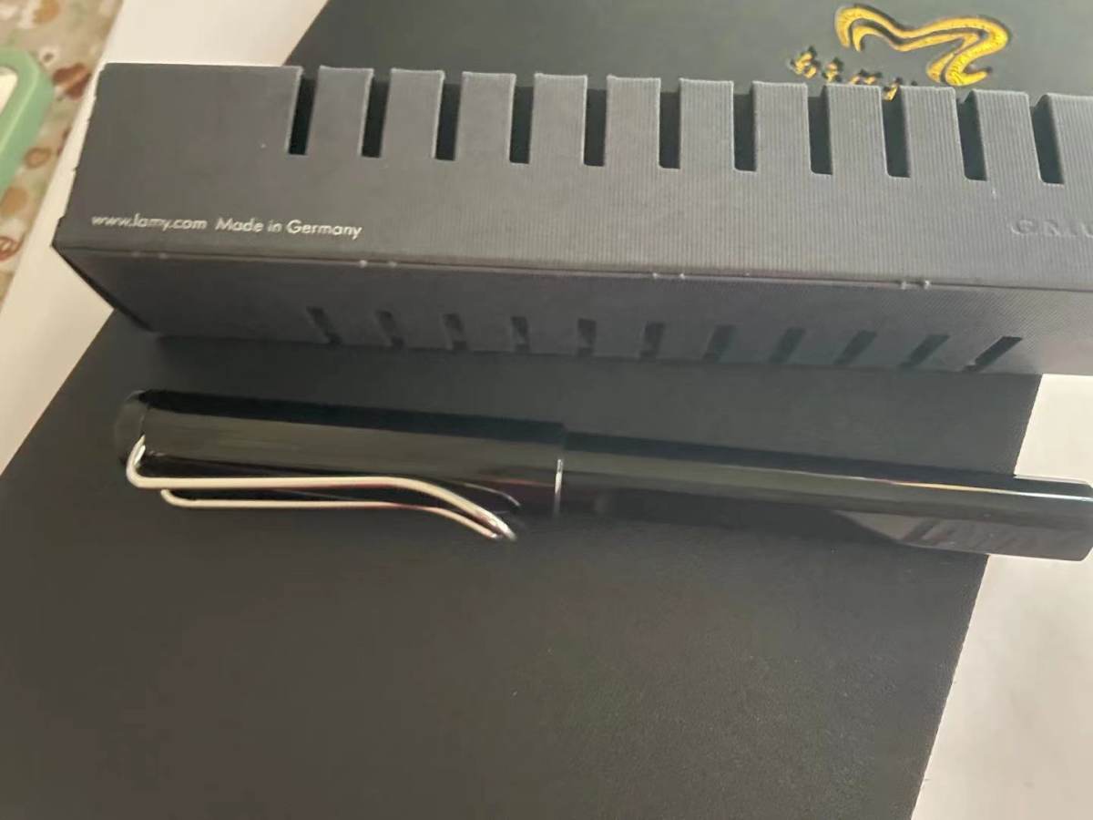 这支签字笔是保利剧**给的会员礼物，lamy的笔符合人体工程