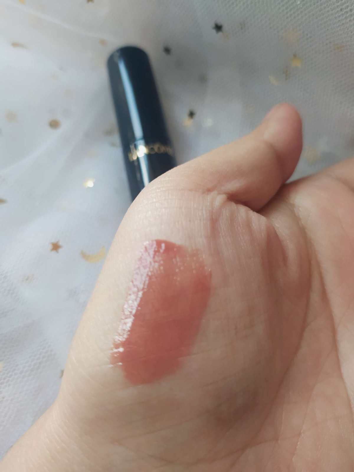 欧美人很喜欢用裸色系唇膏，因为他们脸部立体而且很多都是冷白皮