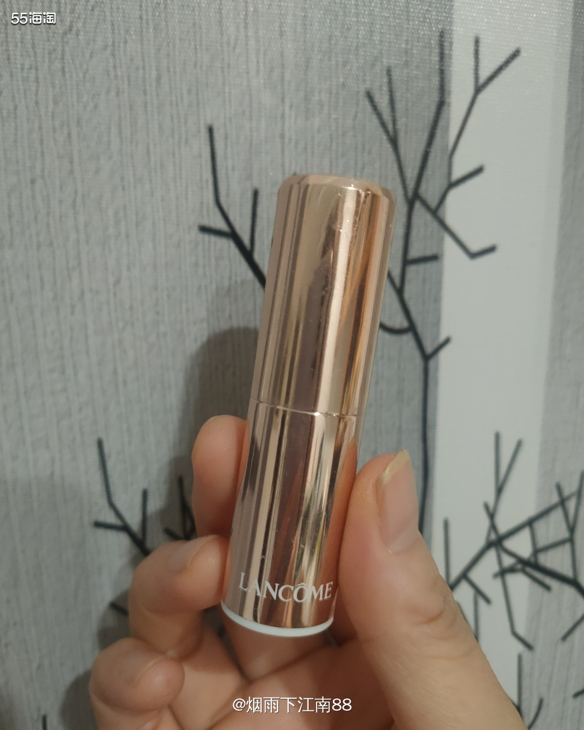 兰蔻菁纯莹亮金管157口红，海淘购入。我个人唇色偏深，哑光口